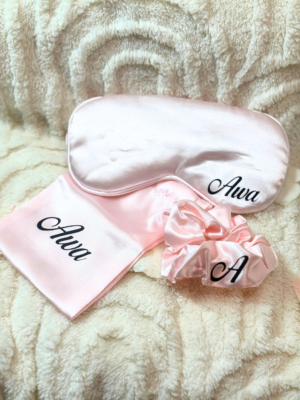 Coffret Nuit Satin Personnalisé – Cache-Yeux + Chouchou + Pochette (prénom)